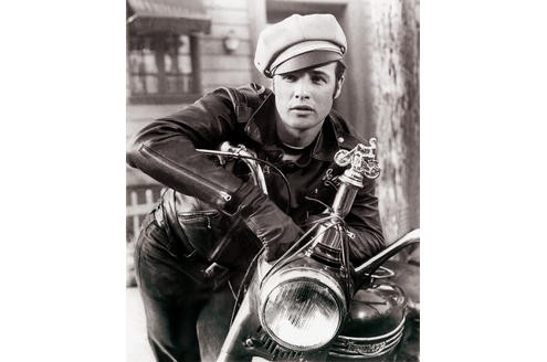 The Wild One - Der Wilde von 1953 ist einer der ersten Motorradfilme: Das Szenenfoto, das Brando in Lederjacke ans Motorrad gelehnt zeigt, ist berühmter und bekannter als der Film selbst. (c) Marlon Brando - Eine Hommage in Fotografien