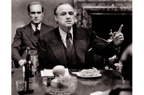 The Godfather - Der Pate (1972): Francis Ford Coppolas Meisterwerk über Leben und Sterben eines mächtigen Mafia-Clans. Don Vito Corleone (Marlon Brando) ist Oberhaupt einer aus Italien in die USA eingewanderten Familie. (c) Marlon Brando - Eine Hommage in Fotografien