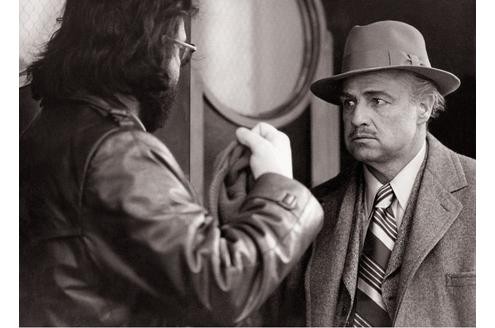Die Rolle des Don Corleone ging an Brando, obwohl er mit seinen 47 Jahren nur geringfügig älter war als die Schauspieler, die seine Söhne spielen würden. Hier: Regisseur Francis Ford Coppola und Marlon Brando bei Dreharbeiten. (c) Marlon Brando - Eine Hommage in Fotografien