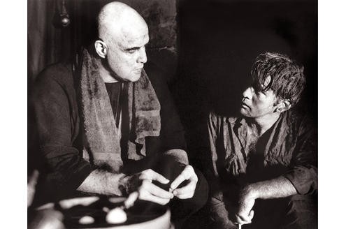 Apocalypse Now (1979): Francis Ford Coppolas Werk gehört zu den seltenen Filmen, die Eingang ins kollektive Bewusstsein gefunden haben. Hier: Marlon Brando und Martin Sheen. (c) Marlon Brando - Eine Hommage in Fotografien