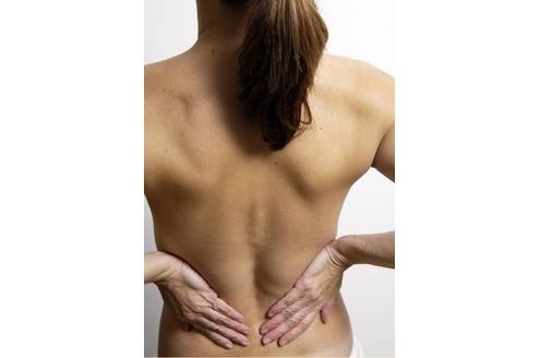 Viele Menschen leiden an Rückenschmerzen. Dabei kann man einfach vorbeugen. Sehr wichtig ist, dass die Rückenmuskulatur durch Bewegung gestärkt wird. (Foto: imago)