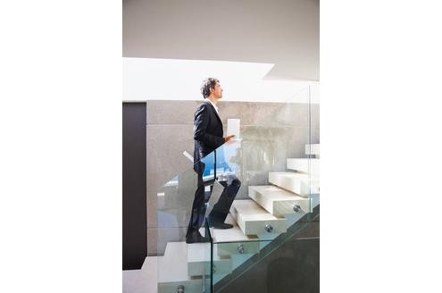 Zum Beispiel sollte man öfter die Treppe statt den Fahrstuhl  nehmen... (Foto: imago)