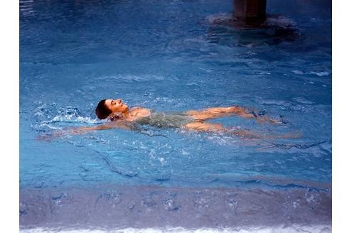 Betroffene sollten Sport treiben. Aber Vorsicht: nicht alle Sportarten helfen. Rücken- und Kraulschwimmen sind sehr gut, Brustschwimmen dagegen überdehnt die Halsmuskulatur. (Foto: imago)
