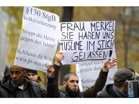 Muslimische Demonstranten stehen vor dem Landgericht in Dresden und protestieren gegen antiislamischen Rassismus. Foto: ddp