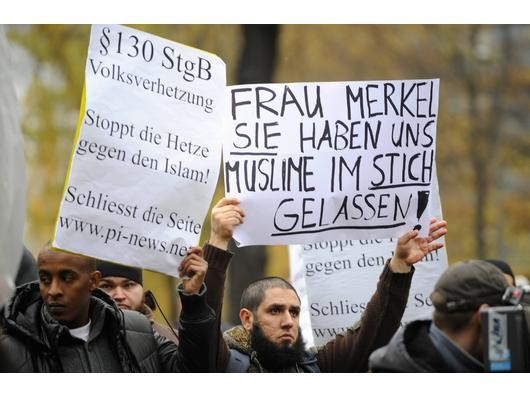 Muslimische Demonstranten stehen vor dem Landgericht in Dresden und protestieren gegen antiislamischen Rassismus. Foto: ddp