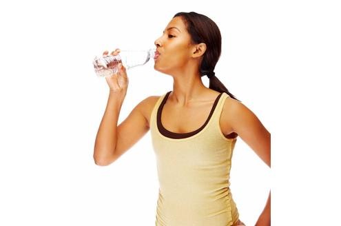7. Pro Tag sollte man rund 1,5 Liter Flüssigkeit zu sich nehmen. Am Besten sind Wasser und andere kalorienarme Getränke.
Alkohol sollte nur selten und in kleinen Mengen getrunken werden.