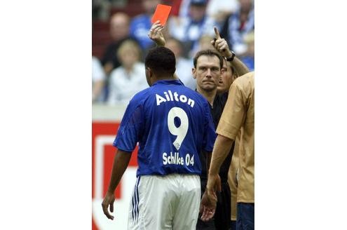 Doch bei Schalke lief's erst einmal nicht gut. Der Stürmer traf zunächst nicht und flog auch gleich vom Platz.