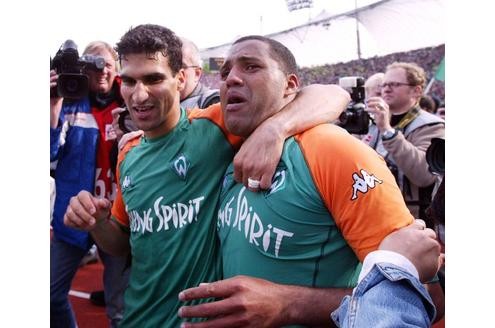 Ailtons größter Erfolg: Durch einen Sieg beim FC Bayern München wurde Werder Bremen 2004 Deutscher Meister. Der Kugelblitz weint neben seinem besten Freund Paul Stalteri ...