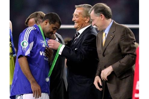 Bundespräsident Horst Köhler und DFB-Präsident Gerhard Mayer-Vorfelder überreichten Ailton nach dem Pokalfinale die Silbermedaille. Ein Einsatz in einer Nationalmannschaft war Ailton nicht vergönnt. Für die brasilianische Selecao wurde er nie nominiert - und als er von Katar eingebürgert werden sollte, legte die Fifa ihr Veto ein.