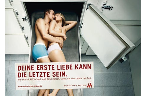 Liebe im Leichenschauhaus - im doppelten Sinne plakativ dargestellt.
