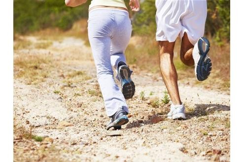 Laufsportler und Bergarbeiter sind stärker gefährdet. Denn das warme und feuchte Klima ihrer Schuhe bietet perfekte Bedingungen für den Parasiten.