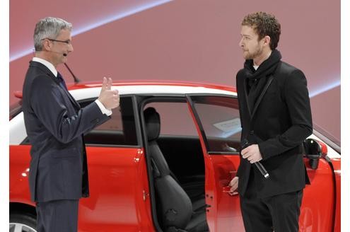 ... soll der Musiker und Teenie-Schwarm  Justin Timberlake (rechts). Audi hat ihn als Botschafter für den A1 verpflichtet. Er soll die Jugendlichkeit, Dynamik und Frische symbolisieren, die Audi für ihre neues Modell als Werte ausgerufen hat. So erhofft sich  Rupert Stadler (links), Vorstandsvorsitzende der Audi AG, hohe Absatzzahlen für Audis Kleinsten. Verhindern möchte...