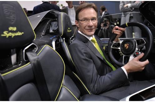 ...bei Sportwagen ist der Hybridantrieb mittlerweile salonfähig. So präsentiert Porsche (im Bild: Michael Macht,  Vorstandsvorsitzender der Porsche AG) die Studie Porsche 918 Spyder. Dank...