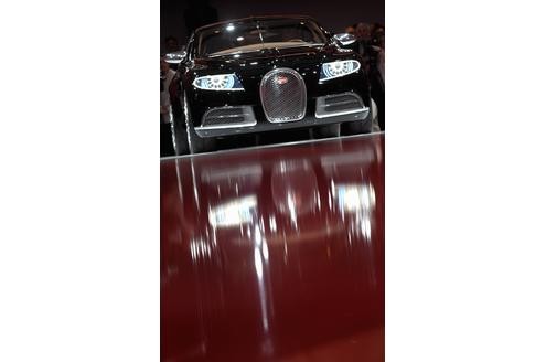 ...dürfte das Bugatti Konzept 16 C Galibier sein, welches der zum VW-Konzern gehörende französische Autohersteller in Genf präsentiert. Genaue Fahrleistungen sind nicht bekannt, aber da der Veyron aus gleichem Hause auf 1001 PS kommt, dürfte auch der Galibier nicht unter Leistungsarmut leiden.