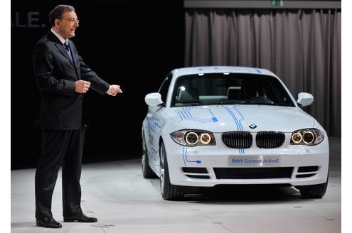 ...BMW (im Bild der Vorstandsvorsitzende der BMW AG, Norbert Reithofer) mit dem Concept ActivE. Im Gegensatz zu der Porsche-Studie ist der ActivE ein reines Elektroauto. Serienreif...