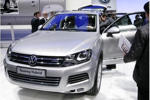...ist der neue VW Touareg Hybrid, der moderate Trinksitten trotz der stattlichen Ausmaße aufweisen soll. Technisch eng verwandt...