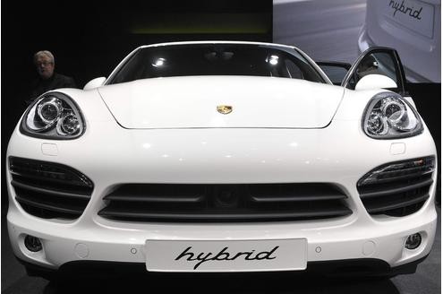 ...ist der Porsche Cayenne, auch in der umweltfreundlichen Hybrid-Version. Im Vergleich zu den Offroad-Zwillingen wirkt der...