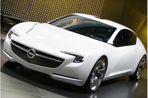 Opel präsentiert die Studie Flextreme GT/E, die einen 1,4-Liter-Benzinmotor mit Lithium-Ionen-Akkus kombiniert. Ebenso wie der kürzlich vorgestellte Meriva verfügt auch der Flextreme über gegenläufig öffnende Türen.