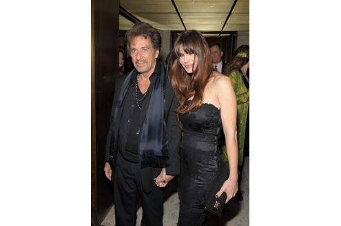 ... Freundin Lucila Sola mit. Sie ist ziemlich genau 39 Jahre nach Pacino geboren, feierte gerade ihren 31. Geburtstag. Pacino war nie verheiratet - außer vielleicht mit seinem Beruf.