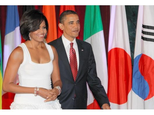 ...Michelle Obama, der Frau des amerikanischen Präsidenten, dreht sich die öffentliche Diskussion oftmals um ihr Outfit. Mittlerweile wird die First Lady der Vereinigten Staaten als Stilikone gefeiert,...