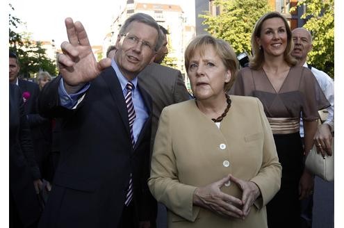 ...aber nicht. Ihm wurde nie ein herzliches Verhältnis zur Kanzlerin nachgesagt. Vielmehr sah Merkel ihn neben Roland Koch...