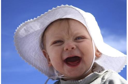 Kinderhaut ist besonders schutzbedürftig. Ein Sonnenschirm am Kinderwagen, Sonnencreme und Hut sind jetzt Pflicht. (Bild: Imago)