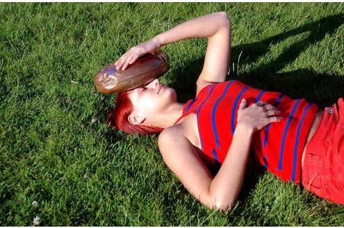 Bei zu großer Hitze ist der Körper überfordert. Wenn der Kreislauf schlapp macht, drohen Hitzeschlag oder Sonnenstich. (Bild: Imago)