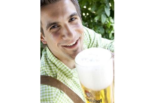 Wein und Bier sind zur heißen Jahreszeit tabu. Denn der Körper reagiert auf Alkohol, indem er die Gefäße zusätzlich weitet. Folge: Dem Kreislauf steht noch weniger Blut zur Verfügung. (Bild: Imago)