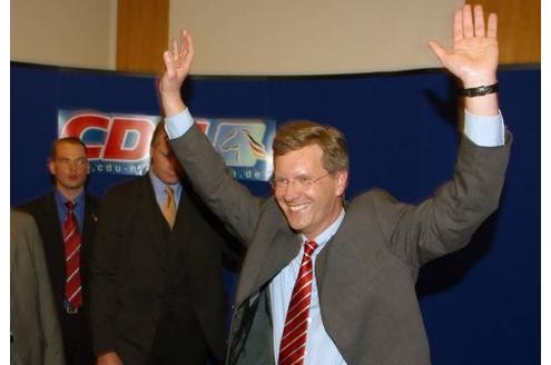 ...ehe er 2003 in Niedersachsen zum Ministerpräsidenten gewählt wurde. Wulffs damaliger Gegner:...