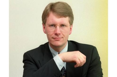 ...trat Wulff in die CDU ein. Seit 1984 zählt der Jurist zum Landesvorstand der Partei in Niedersachsen. Das Bild zeigt ihn bei einem Pressetermin 1993. Seit 1994...