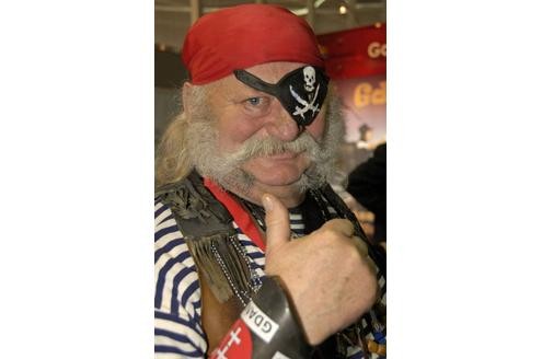 Warum tragen Piraten einen Ohrring? Um die Sehkraft zu stärken, denn in der Mitte des Ohrläppchens befindet sich der Akupunkturpunkt fürs Auge (Bild: Imago)