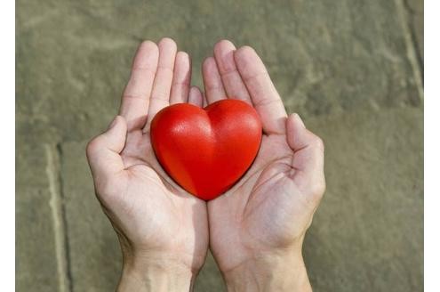 Das Herz schlägt links? Nicht bei allen Menschen. Etwa 5000 Deutsche müssen die Hand auf die rechte Seite legen, um den Herzschlag zu spüren. Bei ihnen liegen alle Organe spiegelverkehrt. Wissenschaftler bezeichnen das als Situs Inversus. (Bild: Imago)