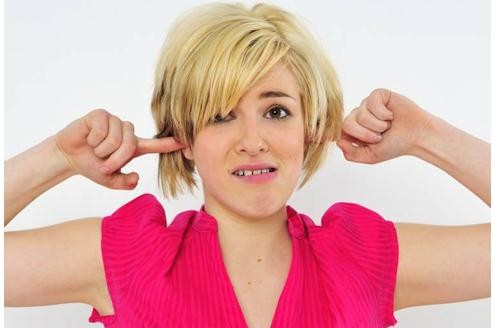 Niemals ist es ruhig – immer laufen Radio, Fernseher und Co. Denn Eremiophobiker fürchten sich vor der Stille.
