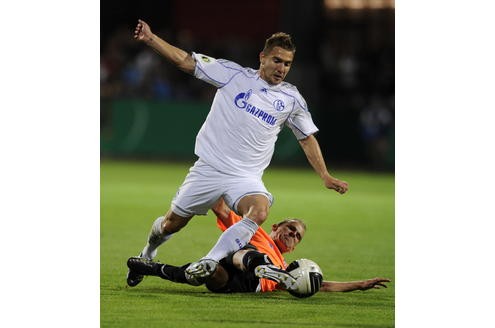 Was Sam bei Leverkusen widerfährt, erlebt Erik Jendrisek auf Schalke. Auch der Stürmer war mit 15 Toren ein Aufstiegsheld in Kaiserslautern, auch er verließ die Pfalz und...