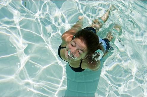Schwimmen ist gesund für den Rücken.
 

Nicht immer. Denn die meisten Hobbyschwimmer versuchen ihren Kopf krampfhaft über Wasser zu halten. Und das kann zu Muskelverspannungen führen und damit sogar Rückenschmerzen auslösen.
