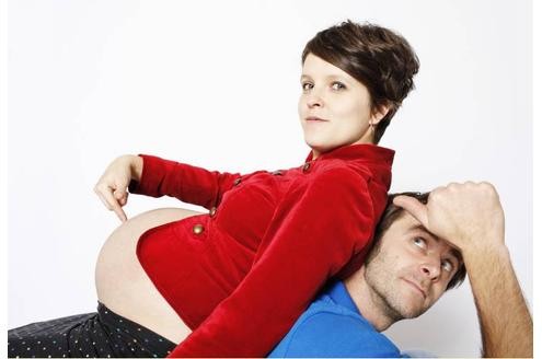  Eine Frau wird leichter schwanger, wenn sie nach dem Sex die Beine hoch streckt.
 

Blödsinn, sagen Frauenärzte. Denn Spermien können sich problemlos nach vorne, hinten, oben oder unten bewegen und finden auch so den Weg zur Eizelle. 
