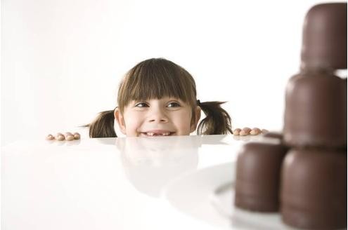 Die Lust nach Süßem kann man abtrainieren.
 

Das funktioniert leider nicht, denn das Verlangen nach Schokolade und Co. ist angeboren. Der Deutschen Gesellschaft für Ernährung zufolge ist es besser, dem Verlangen bewusst nachzugeben und regelmäßig auch mal ein Stück Schokolade zu essen.