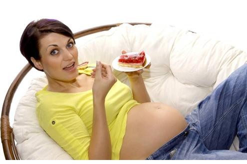 Schwangere müssen doppelt so viel essen.
 


Auf keinen Fall. Eine Schwangere trägt ja keinen Erwachsenen in sich. Während einer Schwangerschaft liegt der Mehrbedarf bei höchstens etwa 240 Kalorien täglich. 
