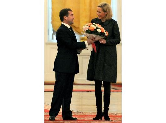 ...Dmitri Medwedew reichte Bettina Wulff anstandslos einen großen Strauß Blumen. Wohlüberlegter...
