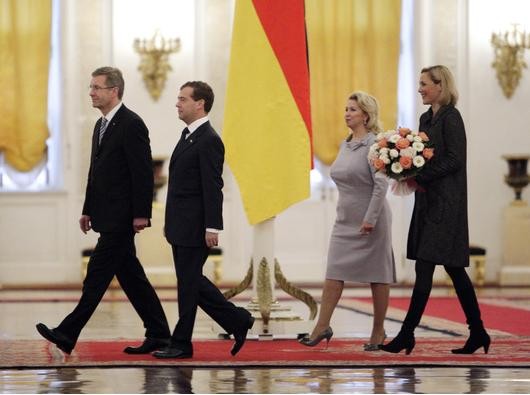 ...nicht in allen Medien Pluspunkte. Immerhin konnte sie - begünstig durch ihre mehr als 1,80 Meter - mit ihrer Amtskollegin Svetlana Medwedew Schritt halten. Deren graues Kleidchen ist doch eher zugeknöpft. Ihr Mann...