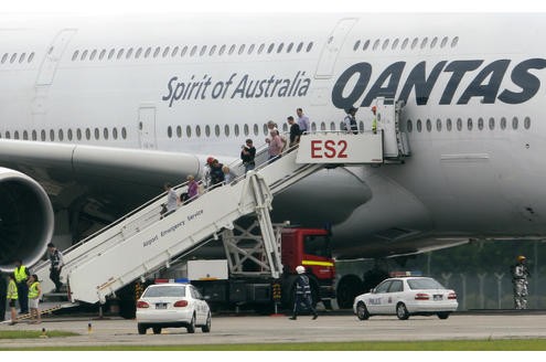 Ein A380 musste am Donnerstag auf einem Flug von Singapur nach Australien notlanden. Grund waren Triebwerksprobleme. Augenzeugen wollen eine Explosion gehört haben. Metallteile stürzten zu Boden. Von den 433 Passagieren wurde niemand verletzt.