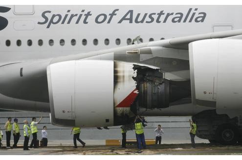 Ein A380 musste am Donnerstag auf einem Flug von Singapur nach Australien notlanden. Grund waren Triebwerksprobleme. Augenzeugen wollen eine Explosion gehört haben. Metallteile stürzten zu Boden. Von den 433 Passagieren wurde niemand verletzt.