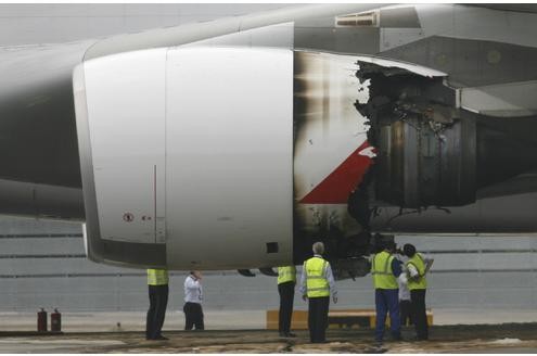 Ein A380 musste am Donnerstag auf einem Flug von Singapur nach Australien notlanden. Grund waren Triebwerksprobleme. Augenzeugen wollen eine Explosion gehört haben. Metallteile stürzten zu Boden. Von den 433 Passagieren wurde niemand verletzt.