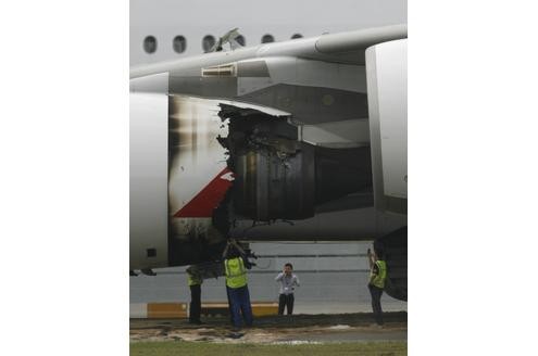 Ein A380 musste am Donnerstag auf einem Flug von Singapur nach Australien notlanden. Grund waren Triebwerksprobleme. Augenzeugen wollen eine Explosion gehört haben. Metallteile stürzten zu Boden. Von den 433 Passagieren wurde niemand verletzt.