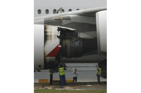 Ein A380 musste am Donnerstag auf einem Flug von Singapur nach Australien notlanden. Grund waren Triebwerksprobleme. Augenzeugen wollen eine Explosion gehört haben. Metallteile stürzten zu Boden. Von den 433 Passagieren wurde niemand verletzt.