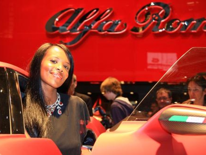 Konkurrenz für die PS-Schönheiten: Models un Promis auf dem Genfer Autosalon 2011.