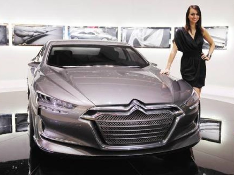 Konkurrenz für die PS-Schönheiten: Models un Promis auf dem Genfer Autosalon 2011.