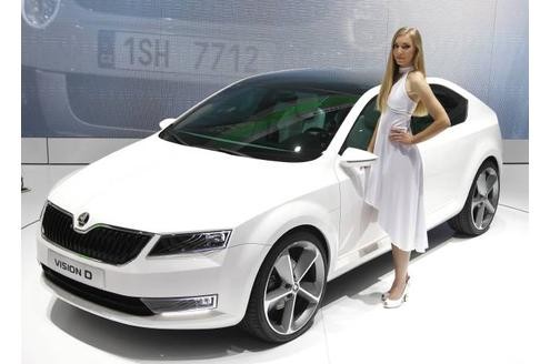 Konkurrenz für die PS-Schönheiten: Models un Promis auf dem Genfer Autosalon 2011.