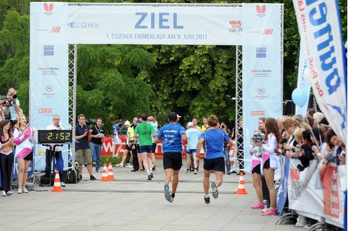 Glückliche Mienen und anfeuernde Zuschauer am Zieleinlauf. Foto: Sebastian Konopka