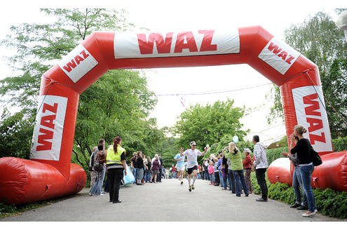Glückliche Mienen und anfeuernde Zuschauer am Zieleinlauf. Foto: Sebastian Konopka